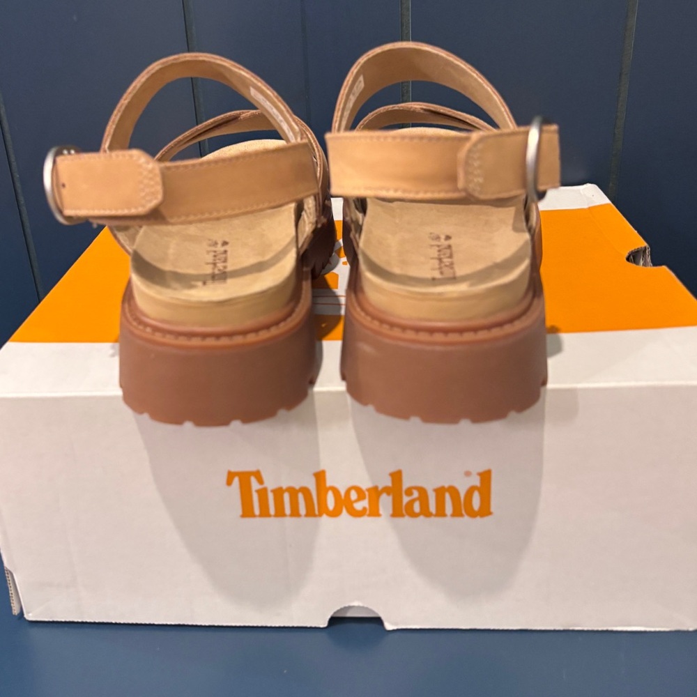 New n’Box Timberland W’s Sz 9.5 Clairemont Way CrsStrap Sandal Med Beige Nubuck - Picture 4 of 9